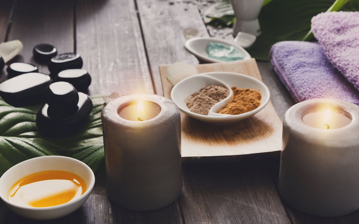 Hamam ritüeli için hazırlanmış sıcak taşlar, peeling ve havlular