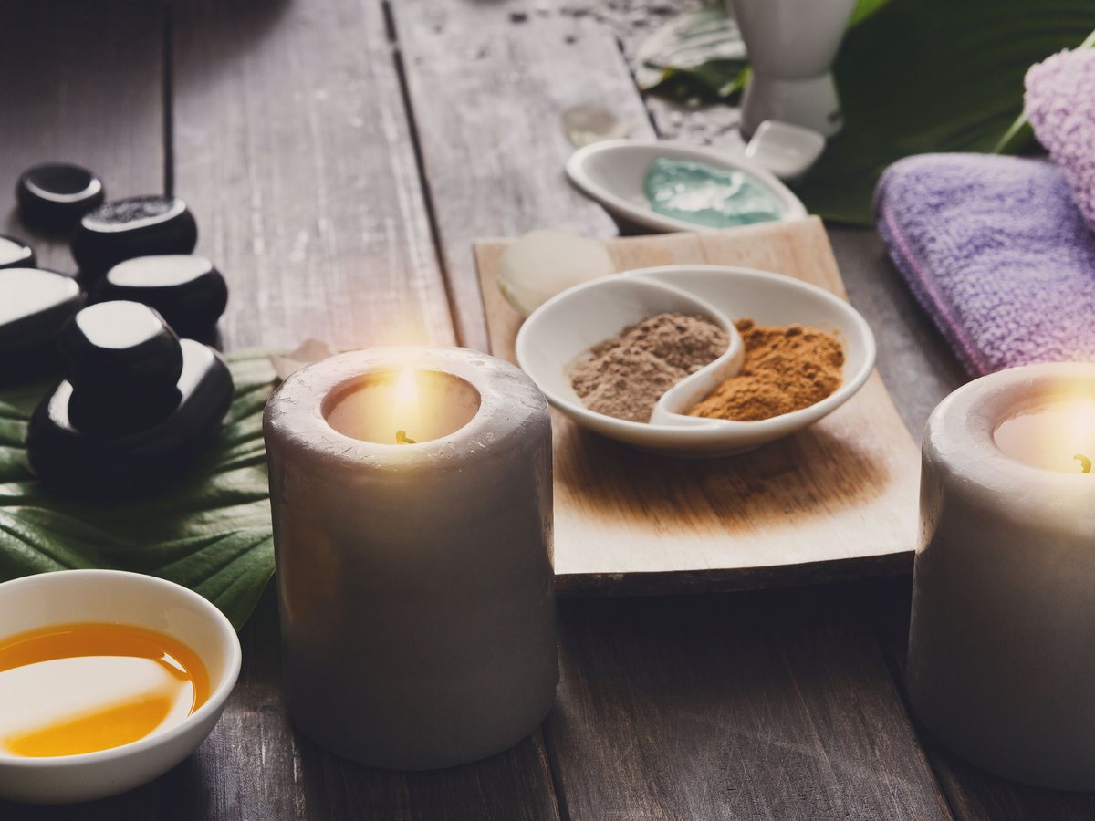 Sıcak taşlar, aromatik yağlar, mumlar ve havlularla hazırlanmış spa ritüeli
