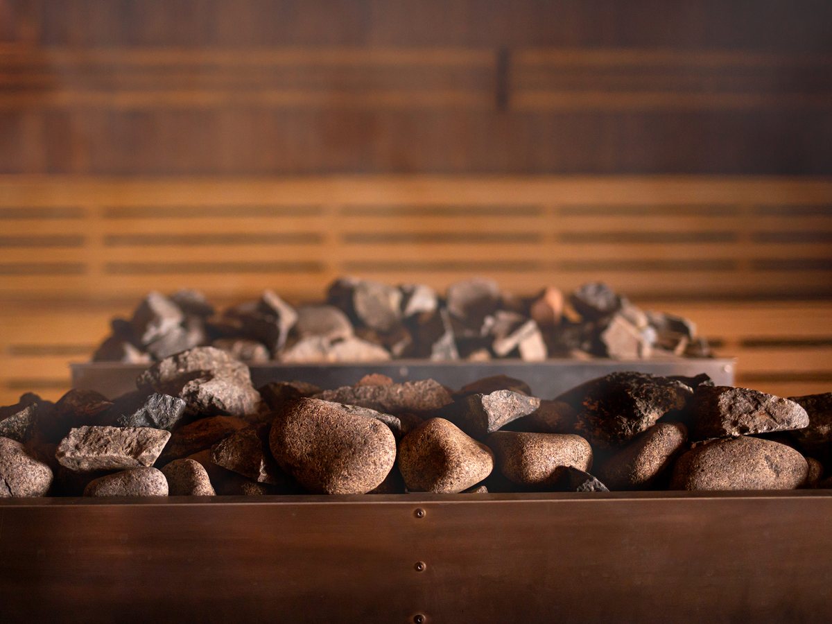 Sauna kabininde ısıtılmış sauna taşları